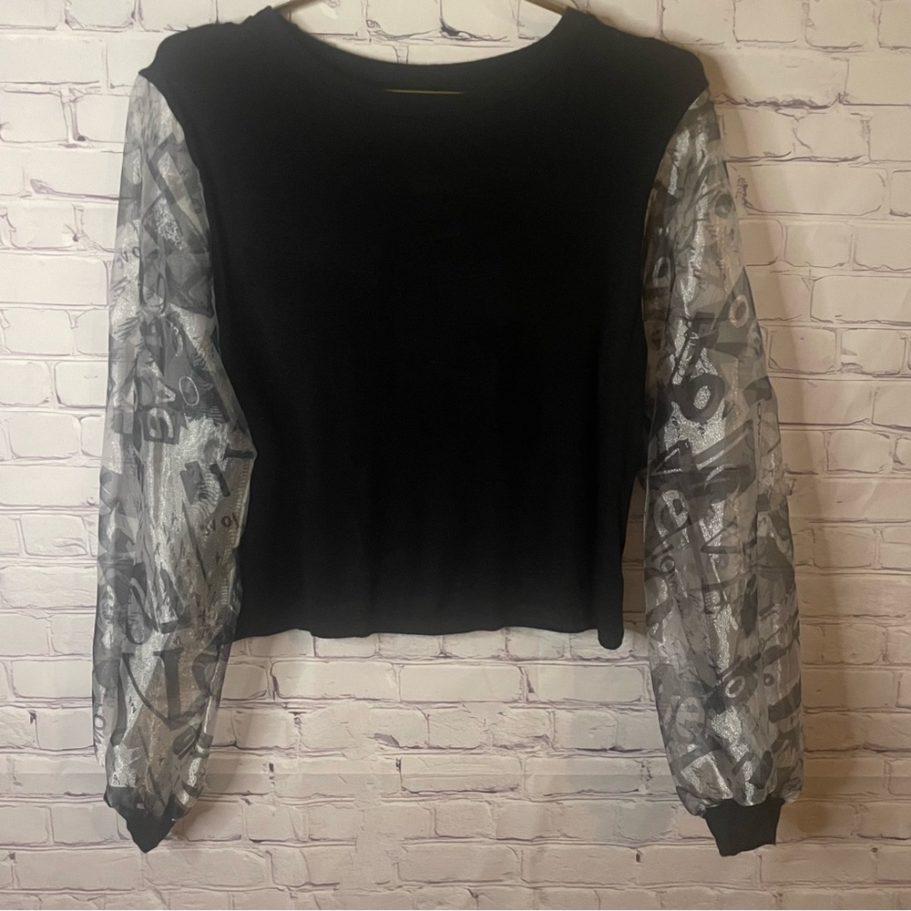 Love J’s 🖤Top with Sheer Sleeves📌Size Small 📝